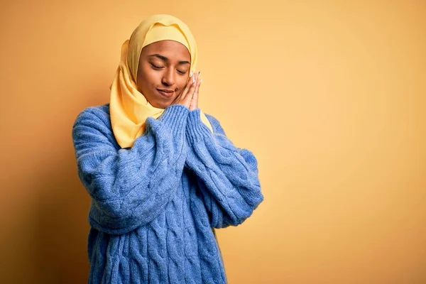 Fiatal Afro Amerikai Visel Muszlim Hidzsáb Felett Elszigetelt Sárga Háttér — Stock Fotó