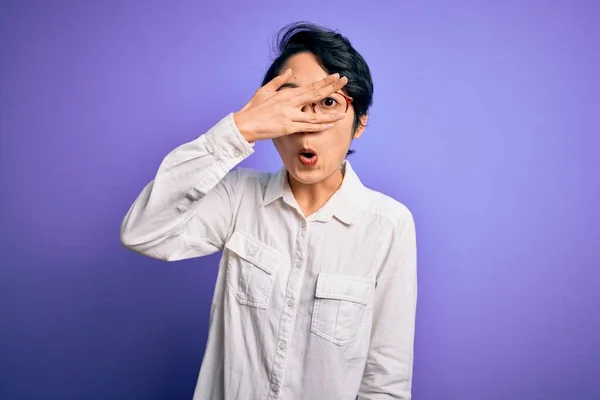 Jovem Bela Menina Asiática Vestindo Camisa Casual Óculos Sobre Fundo — Fotografia de Stock