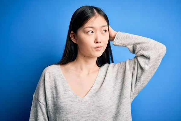 Jovem Bela Mulher Asiática Vestindo Camisola Casual Sobre Fundo Isolado — Fotografia de Stock