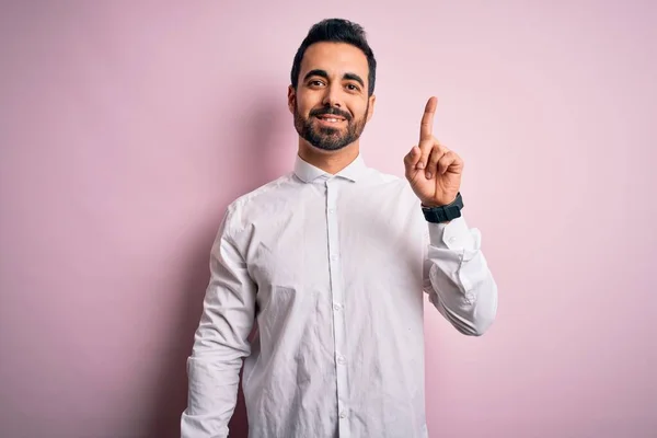 Junger Gutaussehender Mann Mit Bart Trägt Lässiges Hemd Vor Rosa — Stockfoto