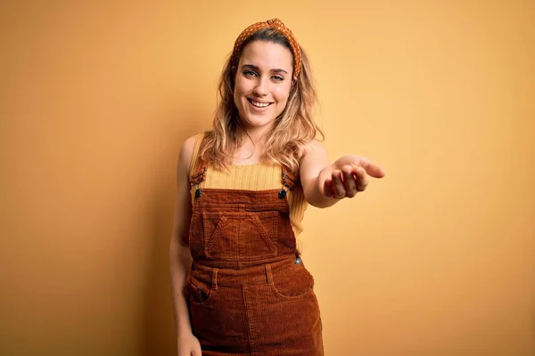 Jovem Bela Mulher Loira Vestindo Macacão Diadema Sobre Fundo Amarelo — Fotografia de Stock