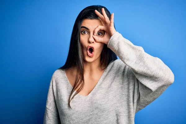 Young Beautiful Brunette Woman Wearing Casual Sweater Standing Blue Background — Stock Photo, Image