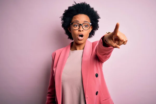 Jovem Linda Afro Americana Afro Empresária Com Cabelo Encaracolado Vestindo — Fotografia de Stock