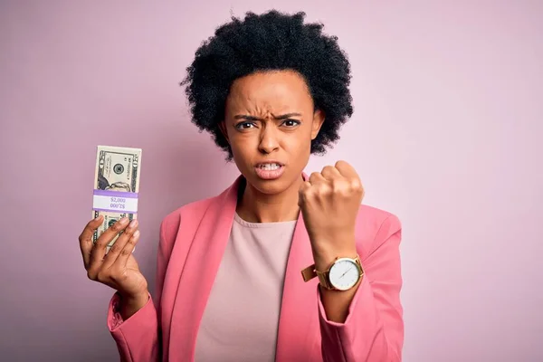 Mladá Afro Americká Byznysmena Kudrnatými Vlasy Držící Dolarové Bankovky Otrávená — Stock fotografie