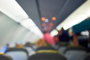 Uçak koltuklarında oturan yolcular ve mürettebat kabinin içindeki yolcu ve görevlileri görsün.