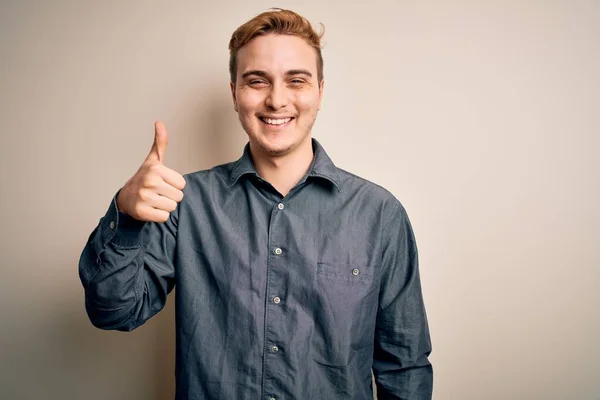 Jeune Homme Rousse Beau Portant Chemise Décontractée Debout Sur Fond — Photo