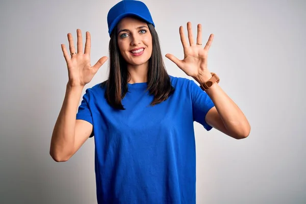 Jovem Mulher Parto Com Olhos Azuis Usando Boné Sobre Fundo — Fotografia de Stock