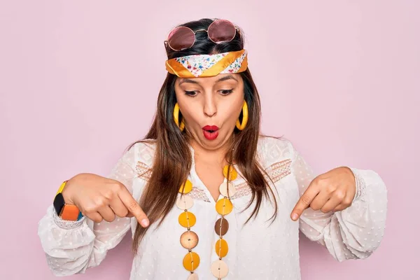 Ung Latinamerikansk Hippie Kvinna Bär Mode Boho Stil Och Solglasögon — Stockfoto