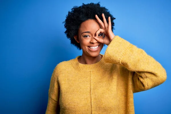 Joven Hermosa Afroamericana Afro Mujer Con Pelo Rizado Usando Suéter — Foto de Stock