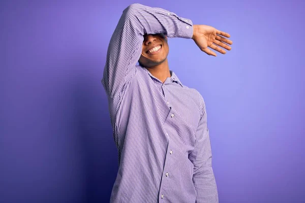 Bonito Homem Afro Americano Vestindo Camisa Listrada Óculos Sobre Fundo — Fotografia de Stock