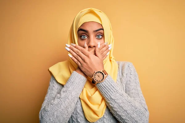 Νεαρή Όμορφη Αφρικάνα Αμερικανίδα Που Φορούσε Μουσουλμανική Μαντίλα Πάνω Από — Φωτογραφία Αρχείου