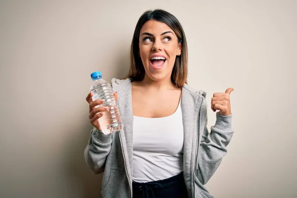 Junge Schöne Brünette Sportliche Frau Trinkt Flasche Wasser Über Isolierten — Stockfoto