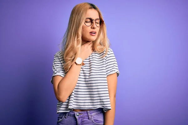 Młoda Piękna Blondynka Pasiastej Koszulce Okularach Fioletowym Tle Dotknięcie Bolesnej — Zdjęcie stockowe