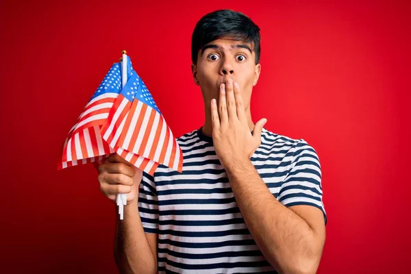 Joven Hombre Patriótico Guapo Sosteniendo Banderas Estados Unidos Celebrando Día —  Fotos de Stock