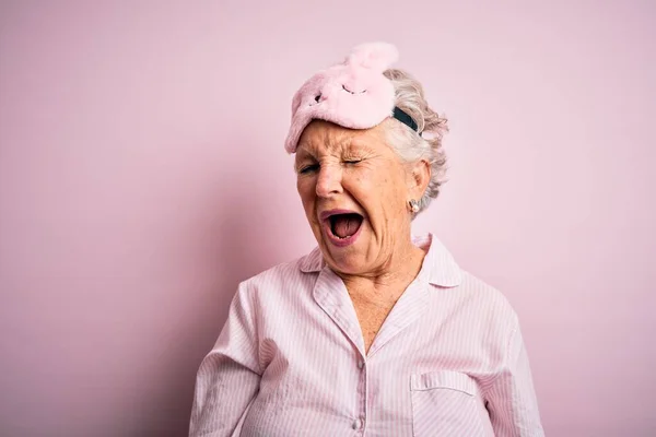 Senior Hermosa Mujer Con Máscara Sueño Pijama Sobre Fondo Rosa — Foto de Stock