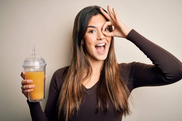 Junge Schöne Mädchen Trinken Glas Gesunden Orangensaft Über Isolierten Weißen — Stockfoto