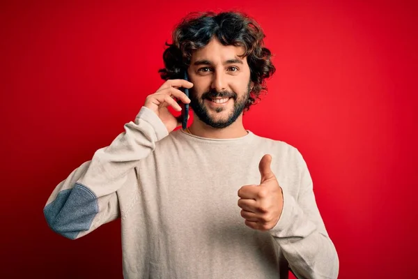 Pohledný Muž Vousy Mluvit Chytrém Telefonu Přes Červené Pozadí Šťastný — Stock fotografie
