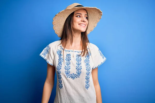 Junge Schöne Brünette Frau Lässigem Shirt Und Sommermütze Vor Blauem — Stockfoto