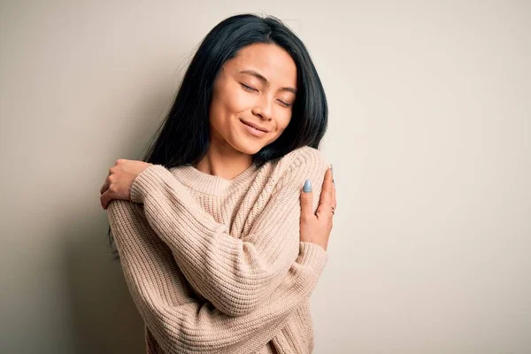 孤立した白い背景の上にカジュアルなセーターを着て若い美しい中国の女性自分自身を抱擁幸せと肯定的な 自信を笑顔 自己愛と自己ケア — ストック写真