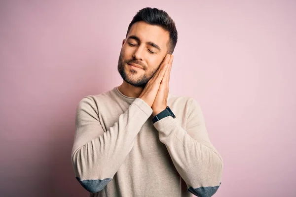 Jovem Homem Bonito Vestindo Camisola Casual Sobre Fundo Rosa Isolado — Fotografia de Stock