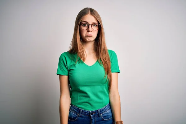 Joven Hermosa Pelirroja Vistiendo Casual Camiseta Verde Gafas Sobre Fondo — Foto de Stock