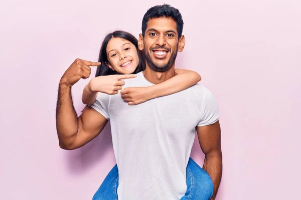 ラテン語の父と娘身に着けているカジュアル服笑顔幸せなポインティングとともに手と指 — ストック写真