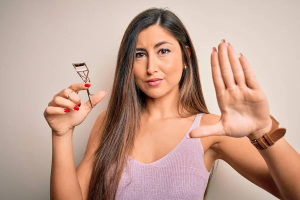 Joven Hermosa Mujer Morena Sosteniendo Rizador Pestañas Sobre Fondo Blanco —  Fotos de Stock