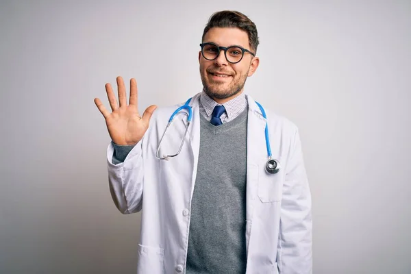 Junger Arzt Mit Blauen Augen Medizinischem Mantel Und Stethoskop Vor — Stockfoto