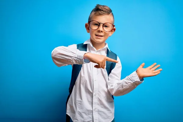 Junge Kaukasische Studentenkinder Mit Smarter Brille Und Schultasche Vor Blauem — Stockfoto