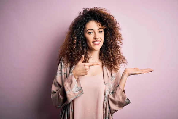 Joven Hermosa Mujer Con Pelo Rizado Piercing Vistiendo Casual Camiseta — Foto de Stock