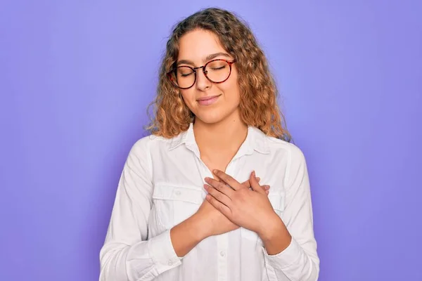 Giovane Bella Donna Con Gli Occhi Azzurri Indossa Camicia Casual — Foto Stock