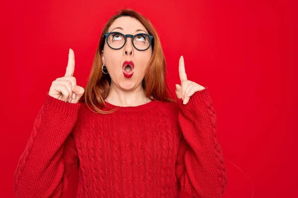 Giovane Bella Rossa Donna Indossa Maglione Casual Occhiali Sfondo Rosso — Foto Stock