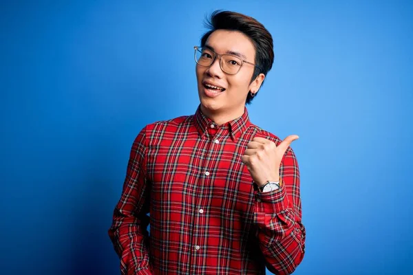 Jovem Chinês Bonito Vestindo Camisa Casual Óculos Sobre Fundo Azul — Fotografia de Stock