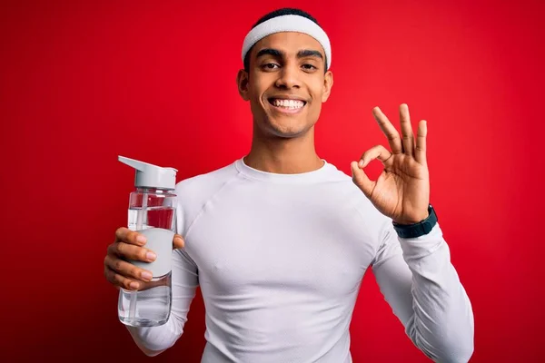 Joven Atleta Afroamericano Guapo Usando Ropa Deportiva Beber Botella Agua — Foto de Stock