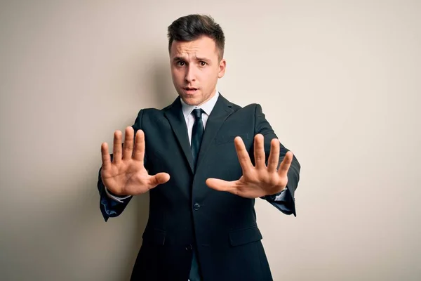 Joven Hombre Negocios Guapo Con Traje Elegante Corbata Sobre Fondo —  Fotos de Stock