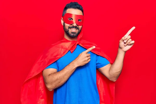 Jovem Hispânico Vestindo Traje Super Herói Sorrindo Olhando Para Câmera — Fotografia de Stock