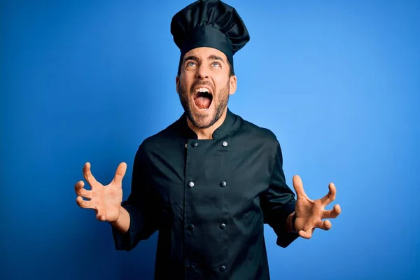 Joven Hombre Guapo Chef Con Barba Con Uniforme Cocina Sombrero —  Fotos de Stock