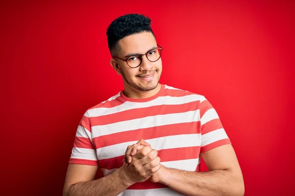 Homem Bonito Jovem Vestindo Shirt Listrada Casual Óculos Sobre Fundo — Fotografia de Stock