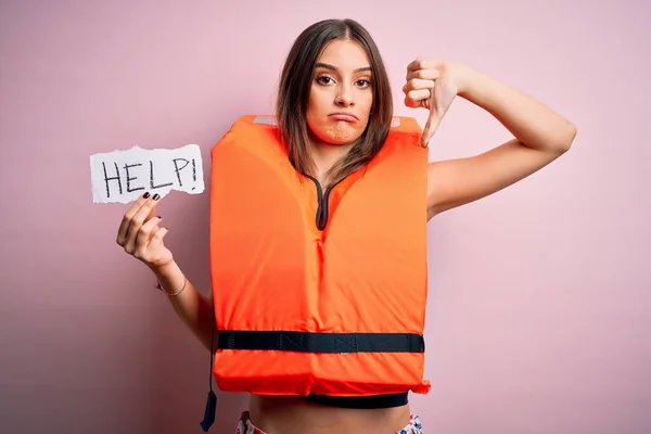 Junge Schöne Brünette Frau Trägt Rettungsweste Mit Papier Mit Hilfe — Stockfoto