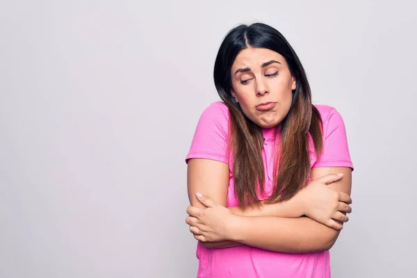 Giovane Bella Donna Bruna Indossa Casual Shirt Rosa Piedi Sfondo — Foto Stock