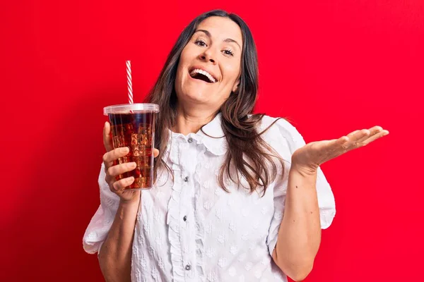 Mulher Morena Bonita Beber Cola Refresco Bebida Usando Palha Sobre — Fotografia de Stock