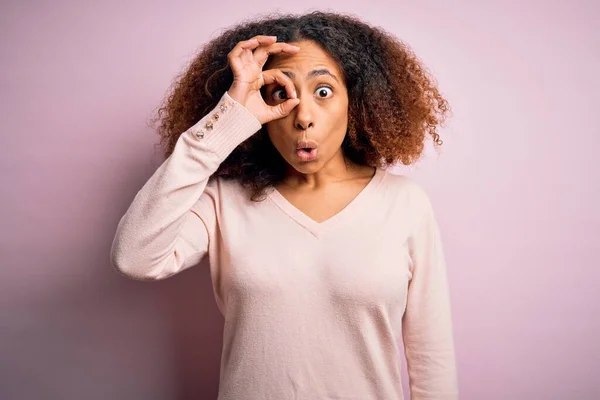 Jonge Afro Amerikaanse Vrouw Met Afro Haar Draagt Casual Trui — Stockfoto