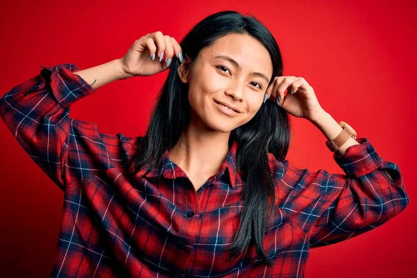 Genç Güzel Çinli Bir Kadın Izole Edilmiş Kırmızı Arka Plan — Stok fotoğraf