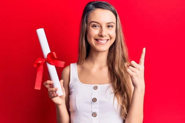 Menina Bonita Nova Segurando Diploma Pós Graduação Sorrindo Com Uma — Fotografia de Stock