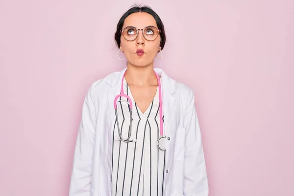 Mooie Dokter Vrouw Met Blauwe Ogen Dragen Jas Stethoscoop Roze — Stockfoto