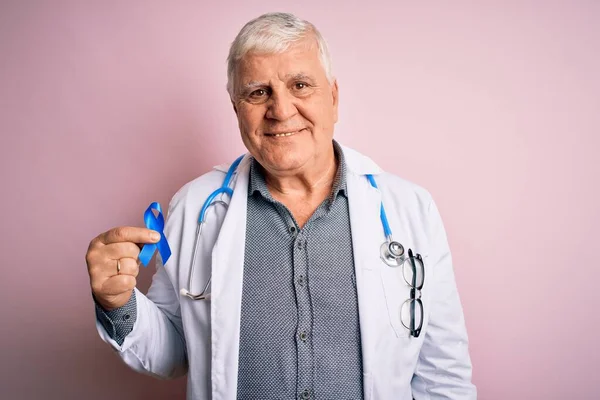 Senior Beau Médecin Voilier Homme Portant Stéthoscope Tenant Ruban Bleu — Photo