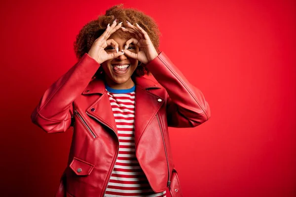 Giovane Bella Afro Donna Afro Americana Con Capelli Ricci Indossa — Foto Stock