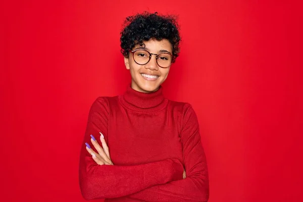 Fiatal Gyönyörű Afro Amerikai Garbó Pulóvert Szemüveget Visel Boldog Arc — Stock Fotó