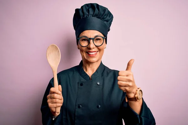 Mujer Mediana Edad Chef Morena Con Uniforme Cocina Sombrero Sosteniendo —  Fotos de Stock