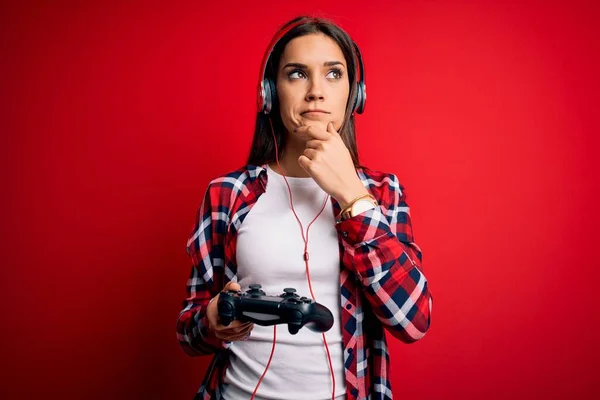 Jovem Bela Morena Gamer Mulher Jogando Videogame Usando Joystick Fones — Fotografia de Stock